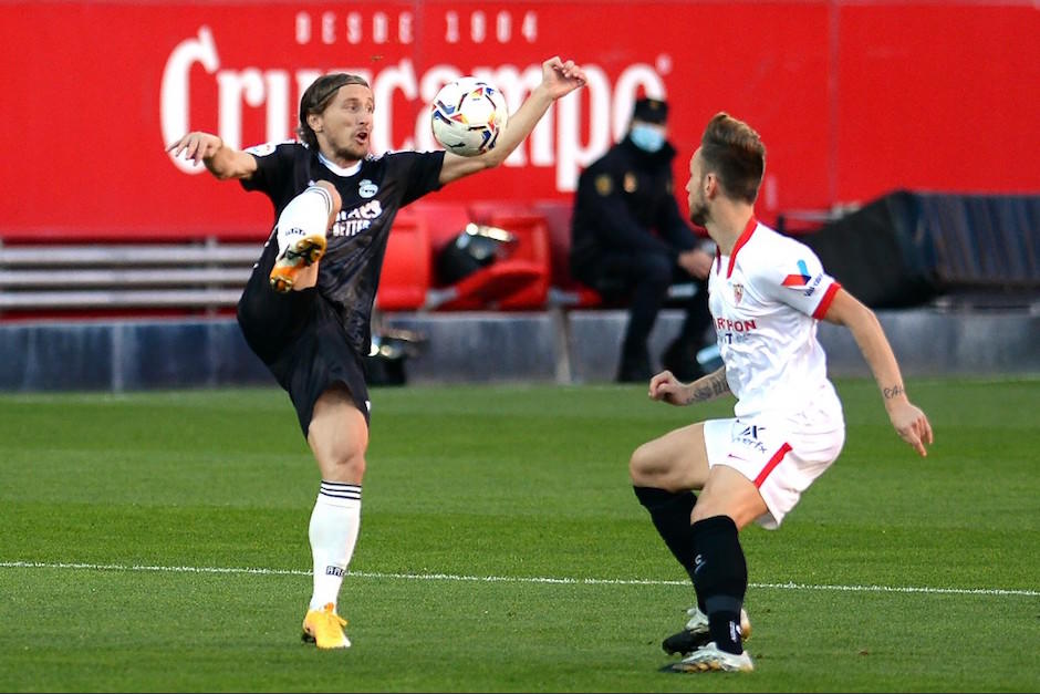 Luka Modric e Ivan Rakitic pelean un balón en el encuentro entre el Sevilla y el Real Madrid. (Foto: AFP)