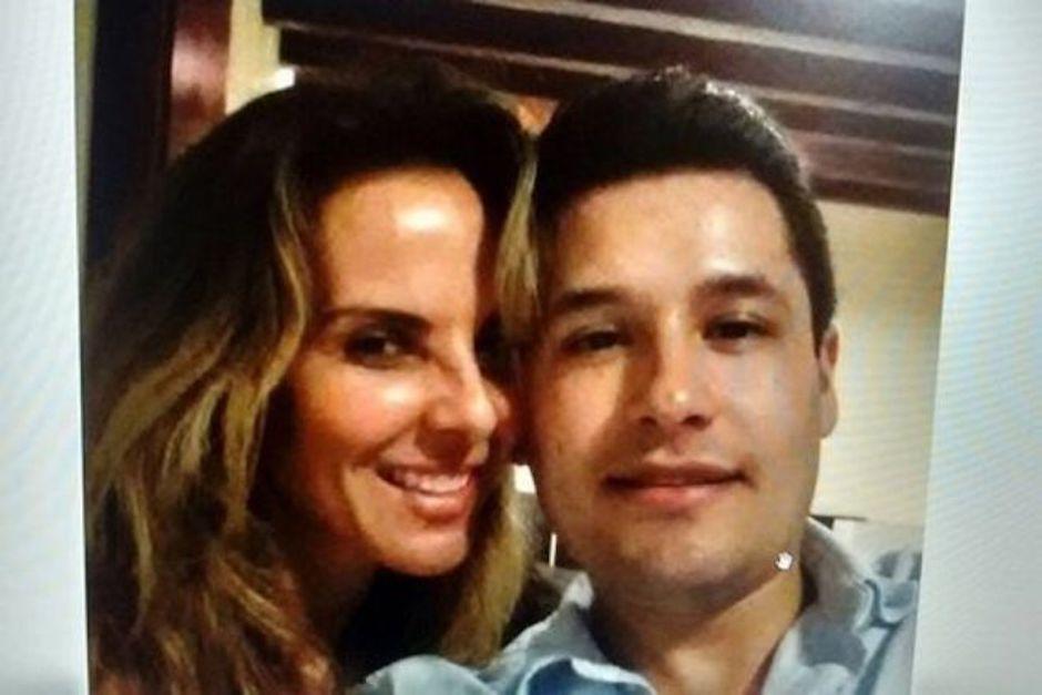 &Eacute;l se habr&iacute;a encargado de llevar a Kate del Castillo y a Sean Pean a encontrarse con su padre (Foto: el mundo)