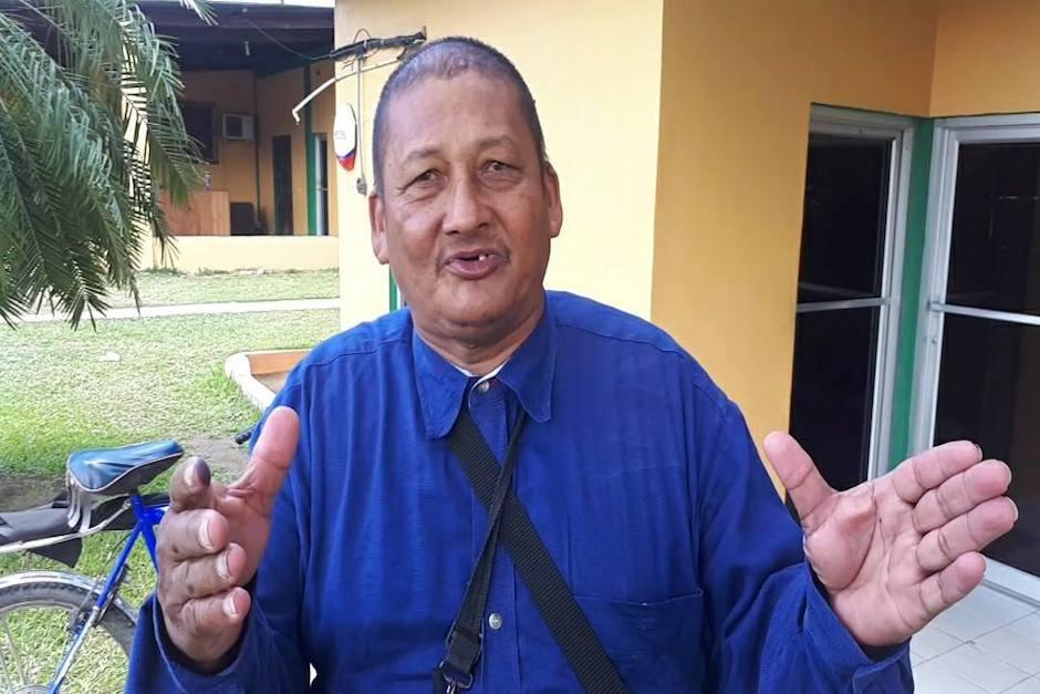 Z&uacute;&ntilde;iga abri&oacute; el sobre con la ofrenda que le envi&oacute; uno de sus seguidores, durante una transmisi&oacute;n en redes sociales (Foto: Col&oacute;n HN)