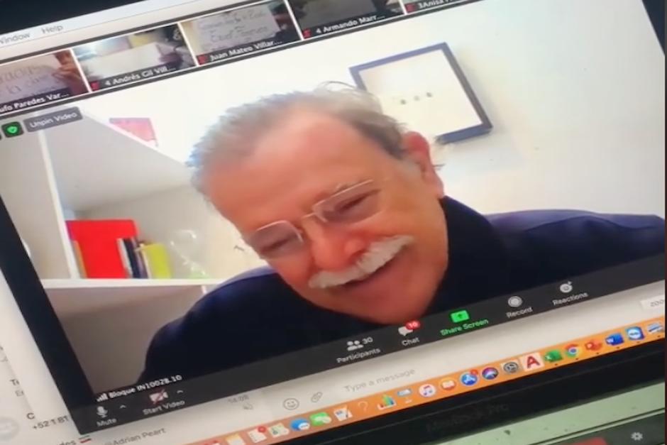 El "profe Tilo" es un maestro de la tercera edad que tuvo que adaptarse para dar sus clases en línea. (Foto: Captura de video)
