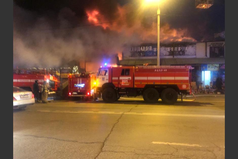 Los vecinos llamaron a los bomberos tras despertarse por las fuertes explosiones. (Foto: Front News)