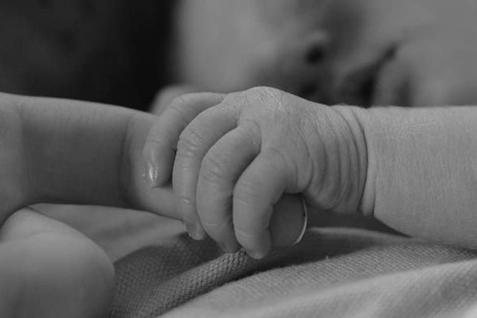 El bebé está siendo examinado para saber si tiene Covid-19. (Foto: Piqsels)