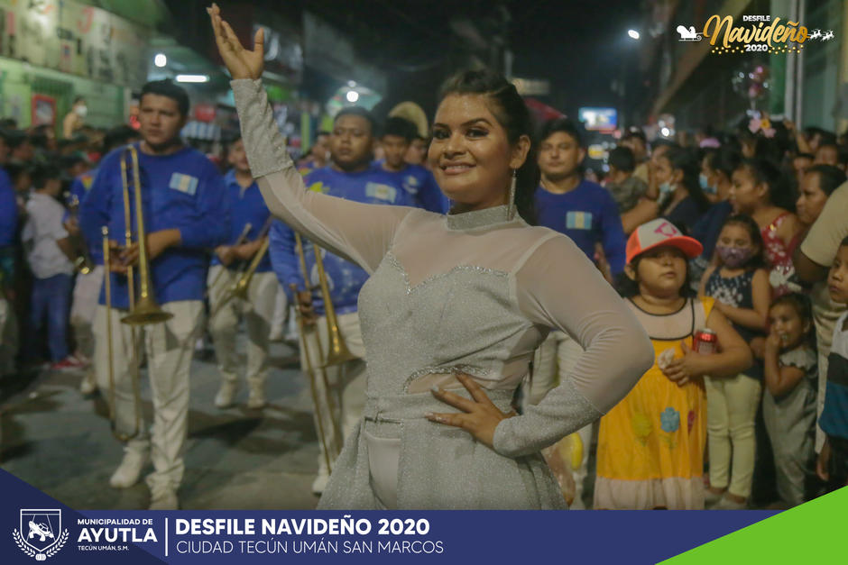 El desfile se realizó este fin de semana sin medidas de distanciamiento. (Foto: Municipalidad de Ayutla)&nbsp;