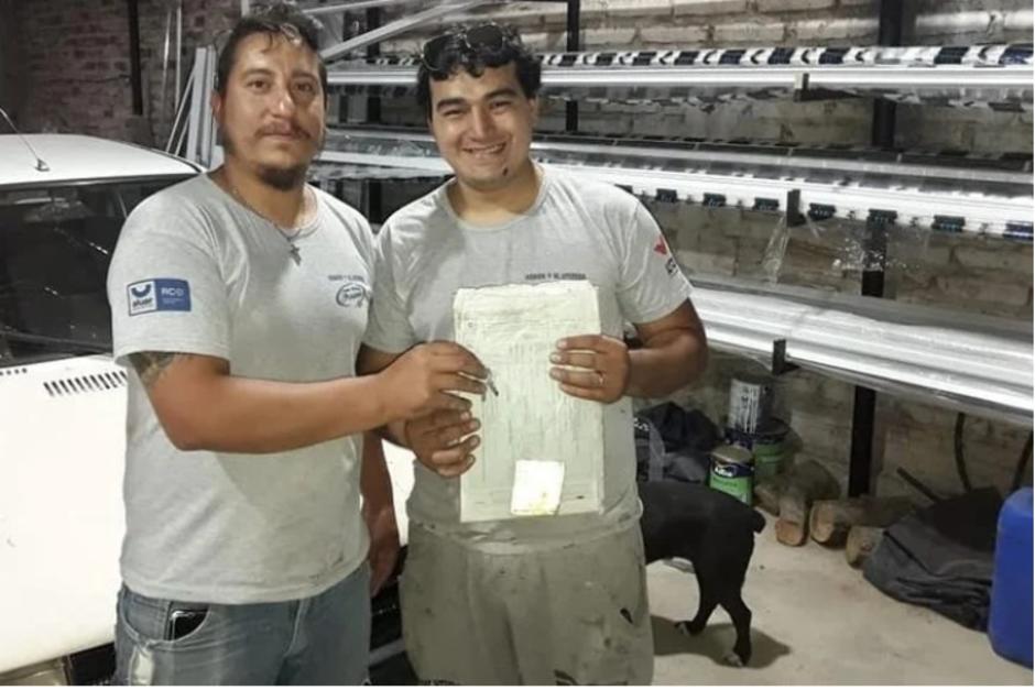 Eduardo Fonseca entrega el título de propiedad del carro a su empleado y amigo, Franco Nuñez. (Foto: Clarín)