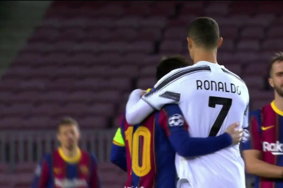 Cristiano Ronaldo y Lionel Messi se abrazaron antes de iniciar el partido. (Captura Video)