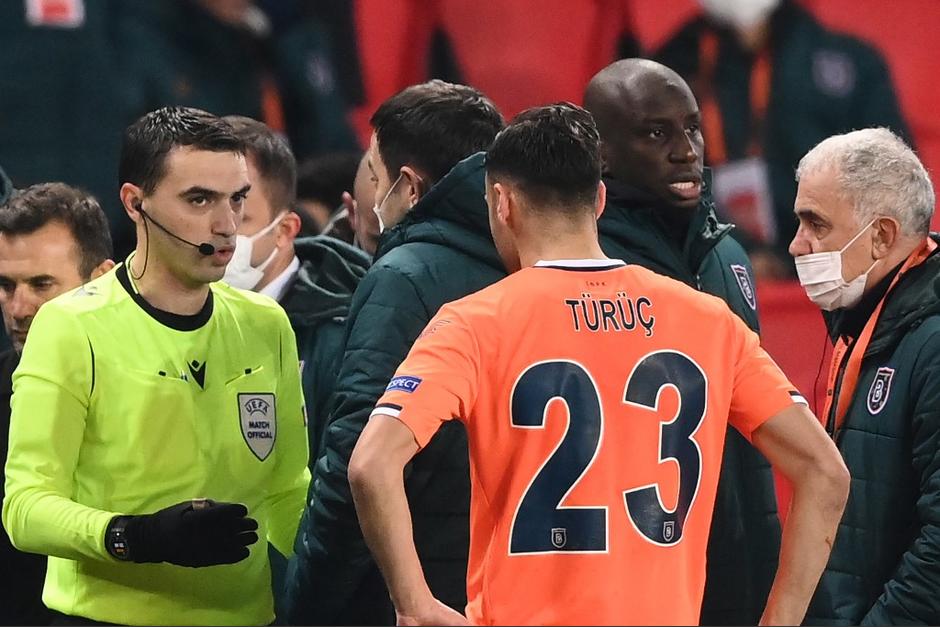 El partido se suspendió tras un insulto racista del cuarto árbitro hacia un jugador. (Foto: AFP)