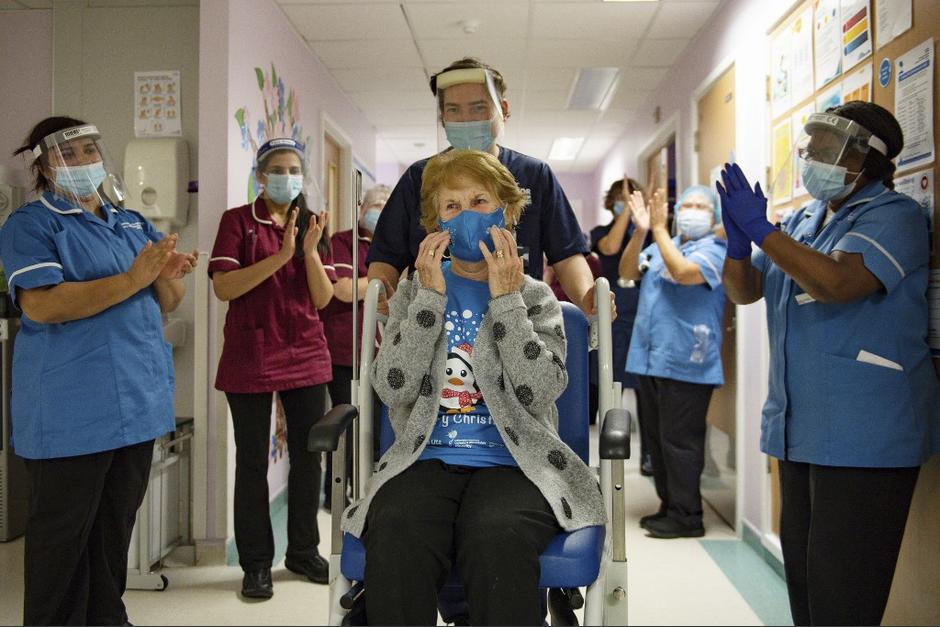 Margaret Keenan, de 90 años, le administraron la primera de dos dosis en el Hospital Universitario de Coventry. (Foto: AFP)&nbsp;