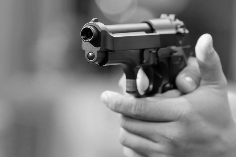 Ronald Castillo García manejaba el vehículo y fue atacado a tiros en la zona 7 de la ciudad de Guatemala. (Imagen con fines ilustrativos. Foto: Shutterstock)&nbsp;