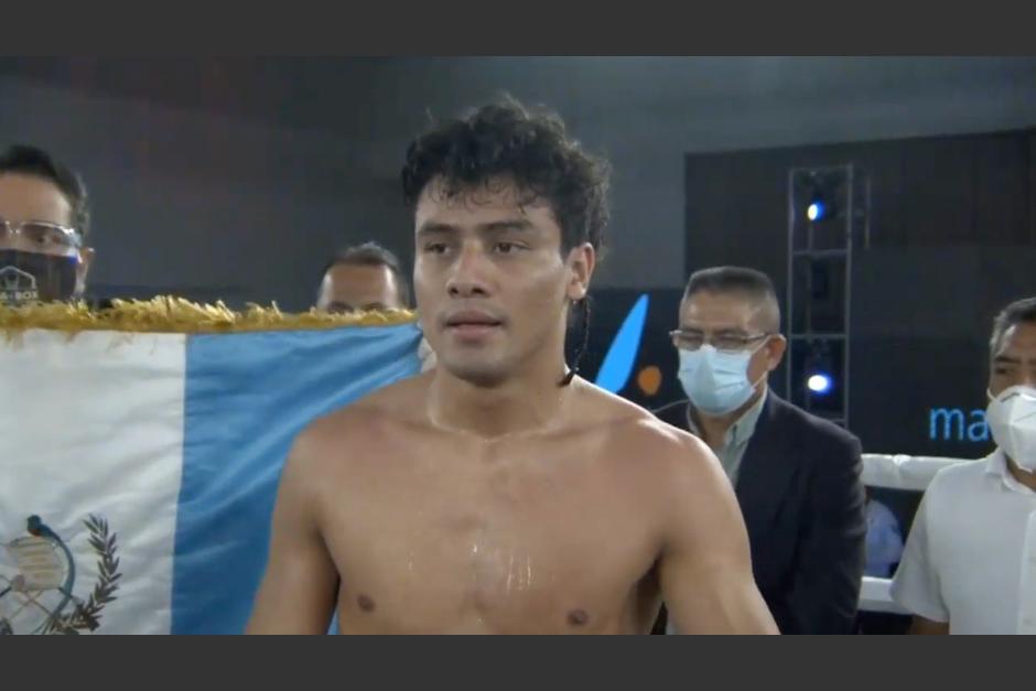El guatemalteco obtuvo el título latinoamericano del Consejo Mundial de Boxeo. (Foto: captura video)&nbsp;