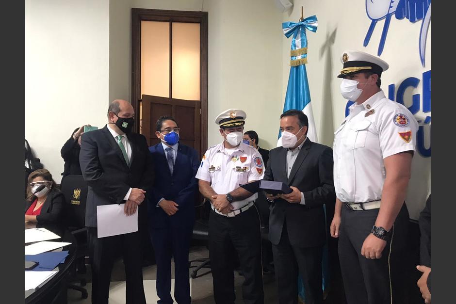 Los cuerpos de socorro y el personal m&eacute;dico fueron condecorados este jueves. (Foto: cortes&iacute;a Jos&eacute; Castro)