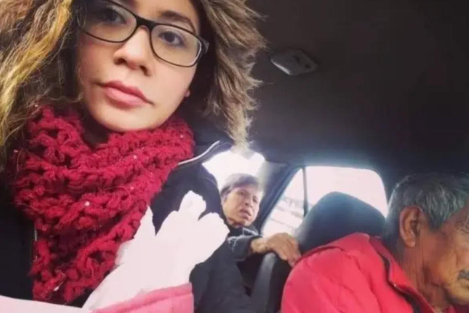 Taxista realiza viajes con su esposa, quien padece de Alzheimer. (Foto: Facebook)