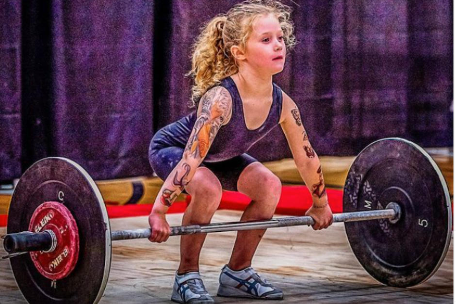 A sus 7 años es la más fuerte del mudno y levanta pesas de 160 libras. (Foto: Instagram)