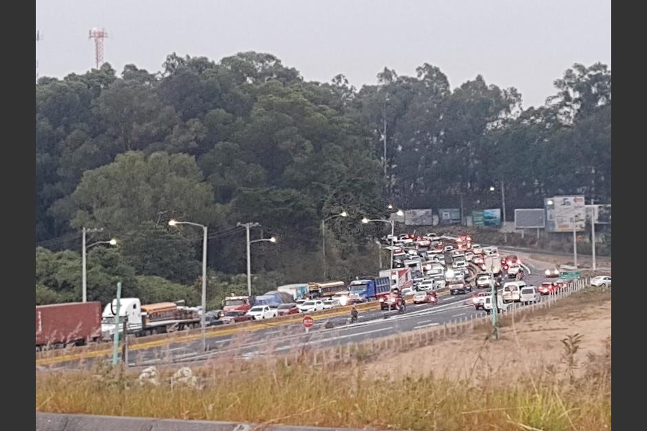 El choque de dos camiones complica el paso hacia el Sur en la ruta al Pac&iacute;fico. (Foto: PMT)&nbsp;