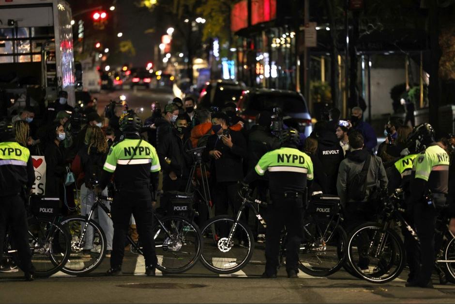 Un auto arroll&oacute; a un grupo de manifestantes en Nueva York. (Foto: AFP)