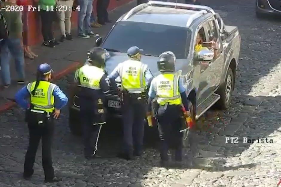 El piloto discutió con los agentes y avanzó aún estando ellos enfrente del vehículo. (Foto: Captura de pantalla)