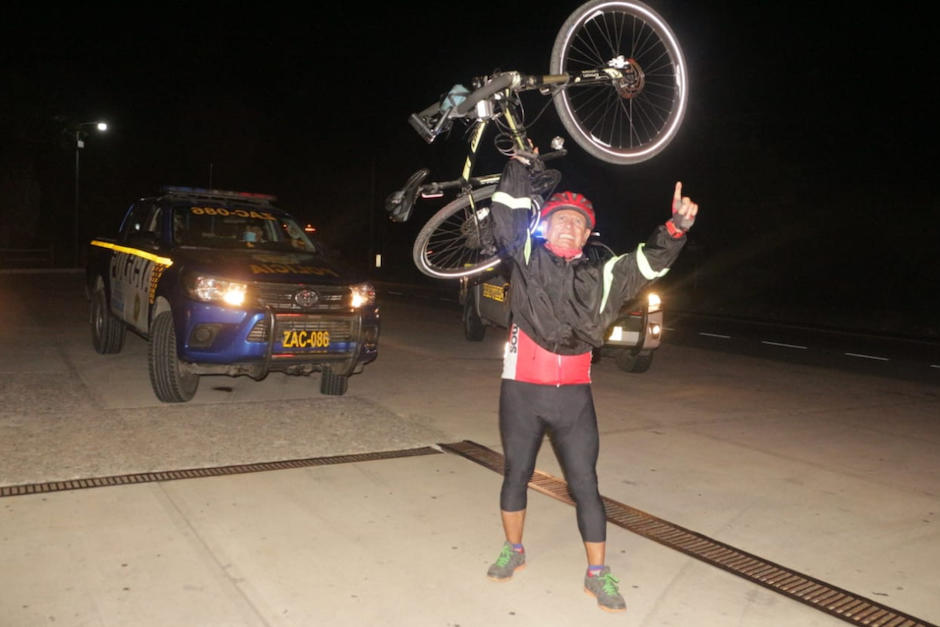 El profesor realiza el recorrido desde Puerto Barrios a la ciudad de Guatemala. (Foto: PNC guatemala)
