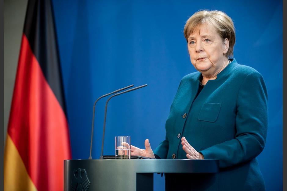 La canciller Angela Merkel reconoció los “muy numerosos fallecimientos” en Alemania, debidos a la epidemia del Covid-19.&nbsp;(Foto: Michael Kappeler/AFP)