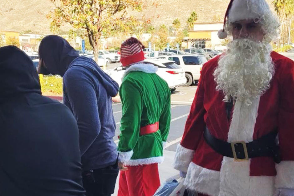 Policías disfrazados de Santa Claus y un elfo arrestaron a varios delincuentes, como parte de un operativo en EE.UU. (Foto: Riverside Police Department)