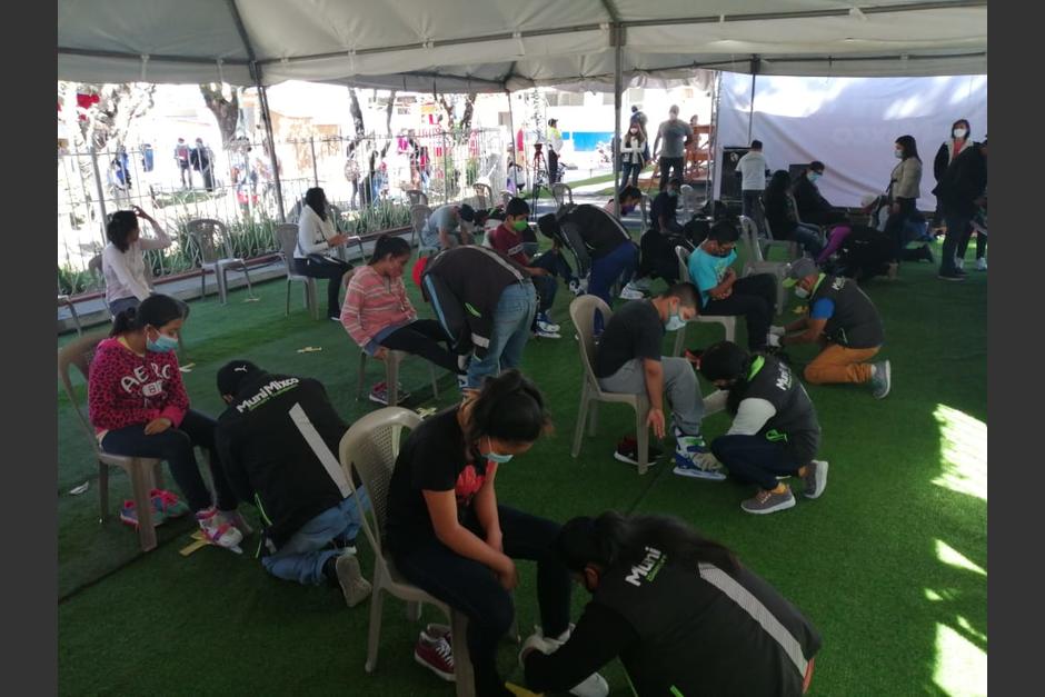 Los mixque&ntilde;os acudieron a la pista de hielo este domingo. (Foto: MuniMixco)&nbsp;