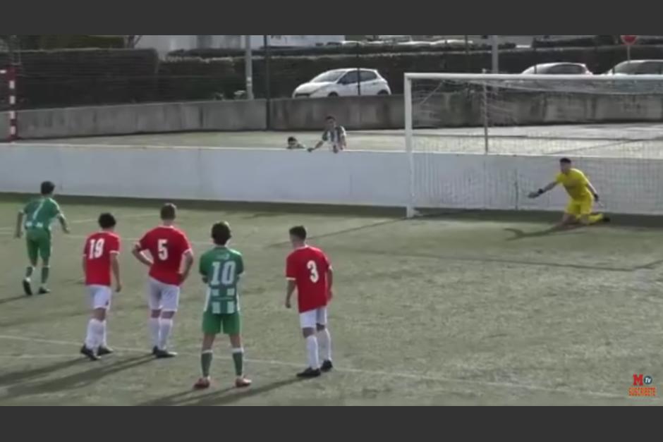 El guardameta se pone de rodillas a la espera que el delantero dispare y se impulse para deter el tiro. (Captura Video)