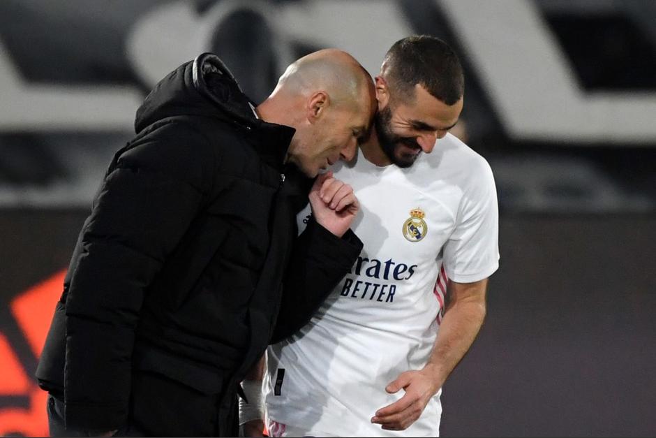 Benzema celebra con Zidane uno de sus dos goles con los que el Real Madrid venci&oacute; 3-1 al Athletic Bilbao. (Foto: AFP)