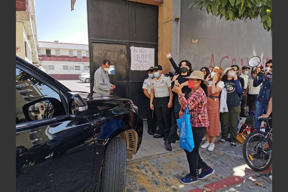 Los manifestantes están permitiendo que los diputados ingresen. (Foto: José Miguel Castañeda/Soy502)