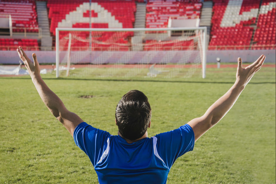 La celebraci&oacute;n gener&oacute; mucho sentimiento entre sus compa&ntilde;eros que abrazaron al autor del gol por el momento que atraviesa. (Foto: Freepik)