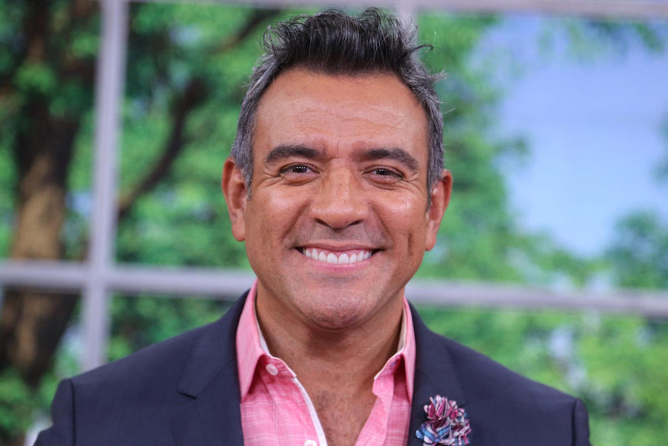 Hector Sandarti visita a su mamá y ambos graban un divertido video. (Foto: AFP)