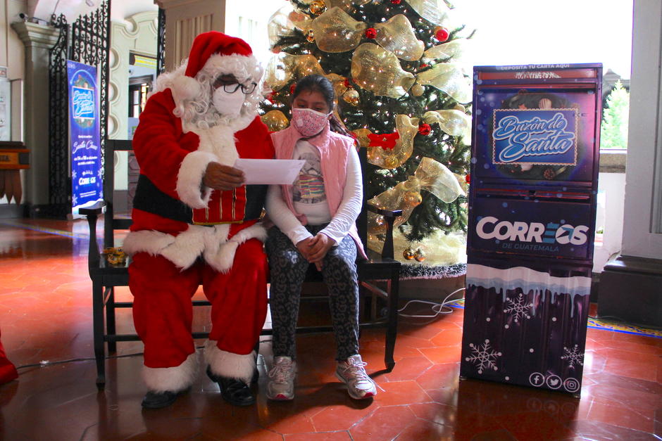 Santa Claus llena de emoci&oacute;n a los ni&ntilde;os que llegan a conocerlo. (Foto: Fredy Hern&aacute;ndez/Soy502)