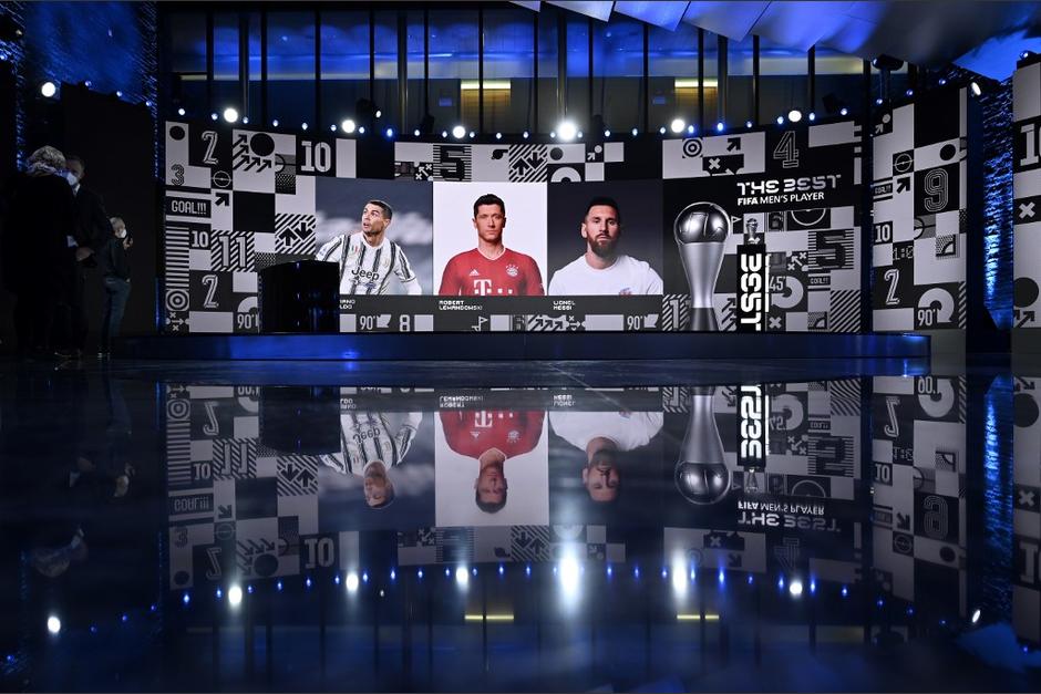 El jugador portugu&eacute;s no parec&iacute;a estar muy emocionado al conocer al ganador del premio The Best. (Foto: AFP)