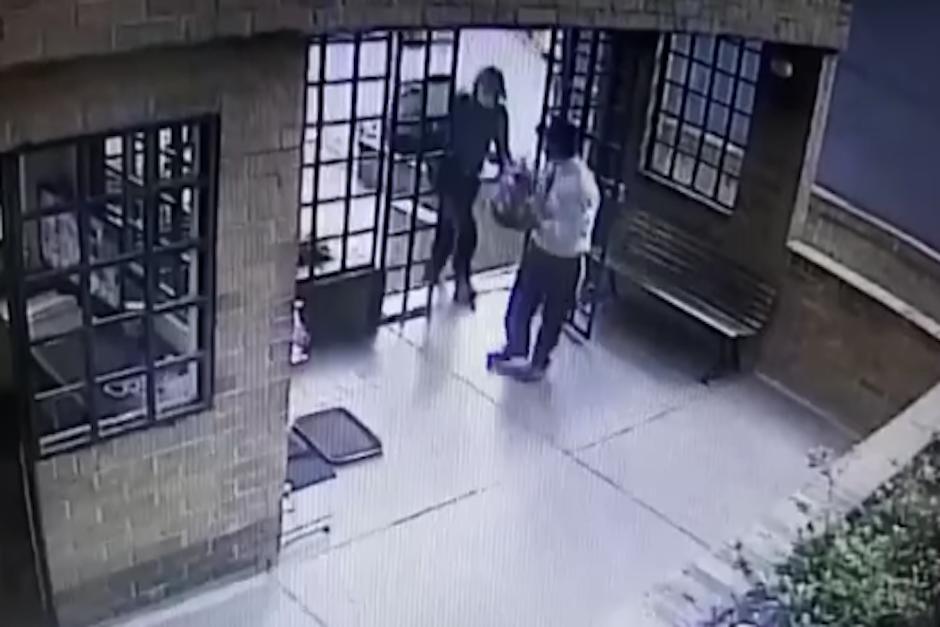 Las cámaras de vigilancia captaron cuando el supuesto repartidor y sus tres cómplices llegan a cometer el asalto en el edificio (Foto: captura de video)