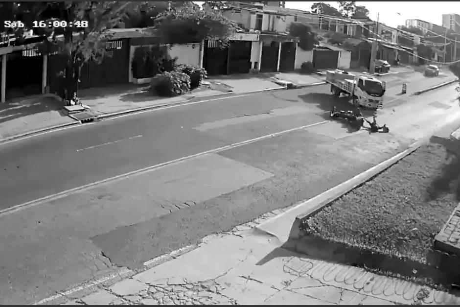 Una mujer falleció en una aparatoso accidente en donde se vio involucrado un camión y una motocicleta. (Foto: Captura de pantalla)