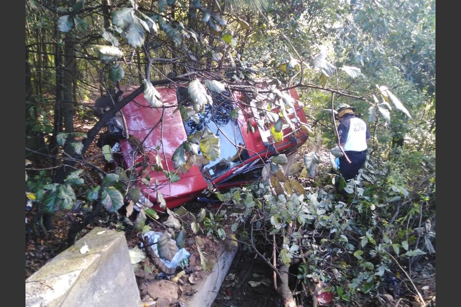 Se desconocen las causas por la que el veh&iacute;culo termin&oacute; al fondo del barranco. (Foto: Bomberos Voluntarios)