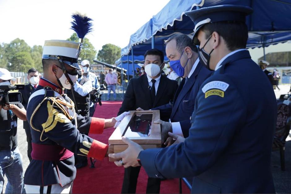 Giammattei participa en la graduación de la Escuela Politécnica