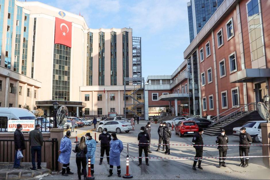La Policía acordonó el hospital para iniciar las investigaciones para determinar la causa de la explosión. (Foto: AFP)