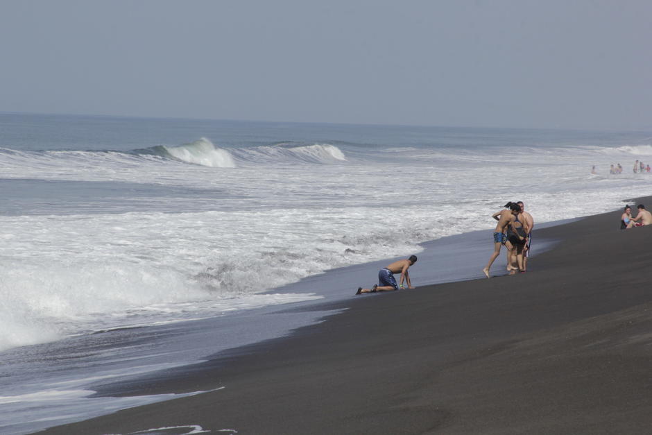 Las autoridades de Sipacate se mantienen en alerta por la llegada masiva de visitantes a las playas en los &uacute;ltimos d&iacute;as. (Foto: Fredy Hern&aacute;ndez/Soy502)