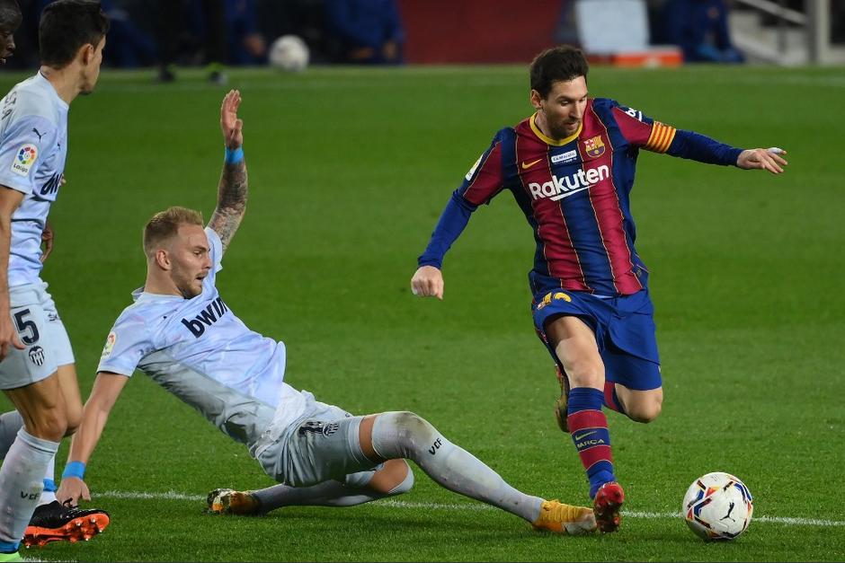 El Valencia logr&oacute; sacarle un punto al Barcelona el d&iacute;a que Messi igual&oacute; a Pel&eacute; en goles en un solo club. (Foto: AFP)