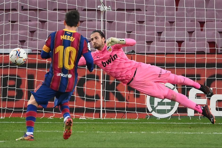 Lionel Messi marcó, pero no pudo celebrar la victoria de su equipo este sábado. (Foto: AFP)