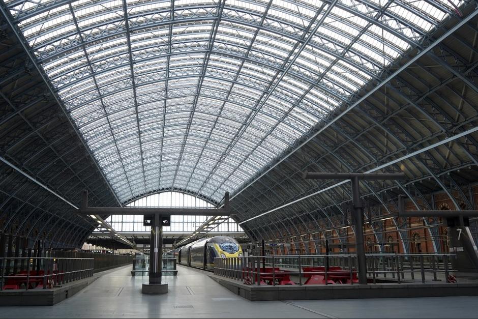 Las autoridades de Reino Unido han limitado las actividades para que la poblaci&oacute;n se resguarde en esta oleada de Covid-19. (Foto: AFP)