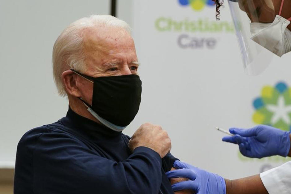 El presidente electo Joe Biden obtuvo la vacuna este lunes para evitar el contagio del Covid-19. (Foto: AFP)