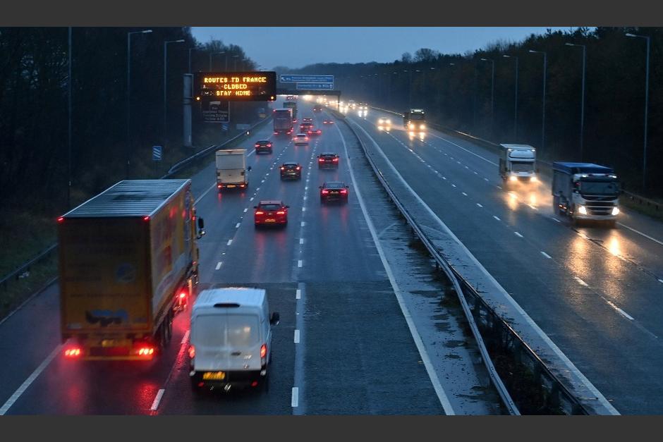 Las carreteras del sur de Reino Unido empiezan a quedarse vacías tras las restricciones de movilidad. (Foto: AFP)