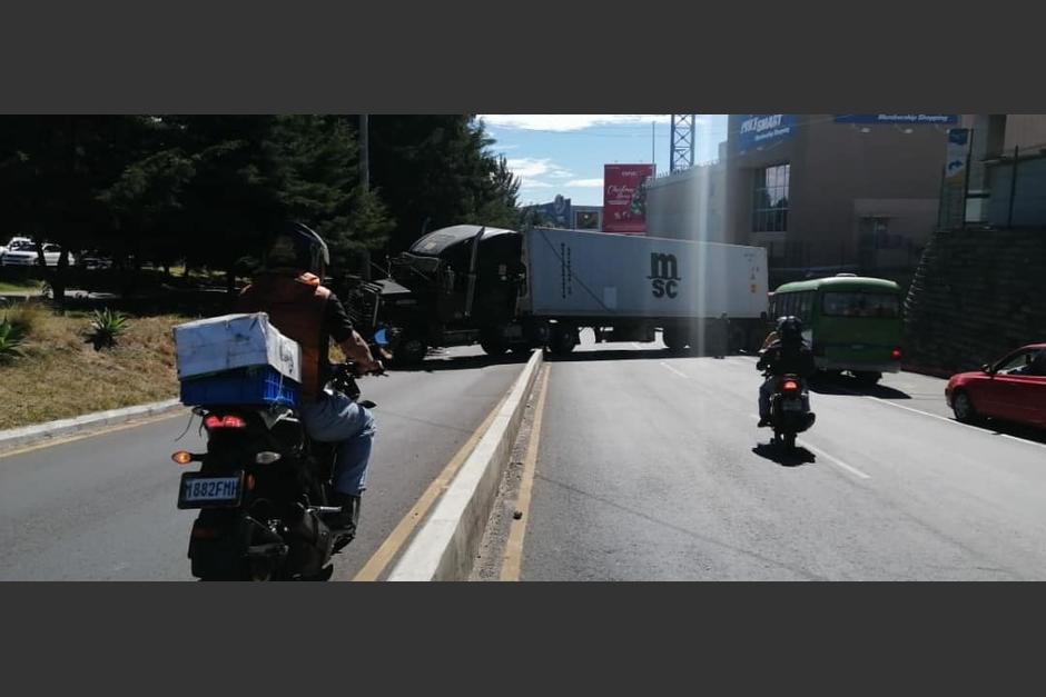 El tr&aacute;nsito est&aacute; siendo desviado a calles aleda&ntilde;as. (Foto: Municipalidad de Mixco)