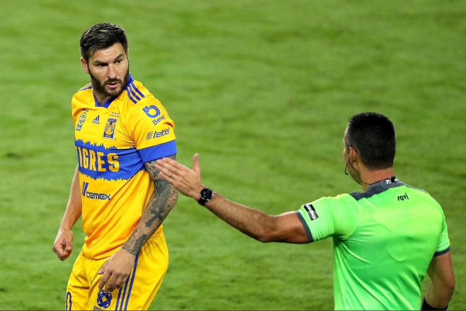 La actuación de Mario Escobar fue muy criticada por permitir el juego brusco. (Foto: AFP)