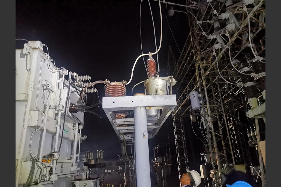 Algunas de las balas impactaron en m&aacute;quinas que sirven para distribuir la energ&iacute;a el&eacute;ctrica. (Foto: INDE)