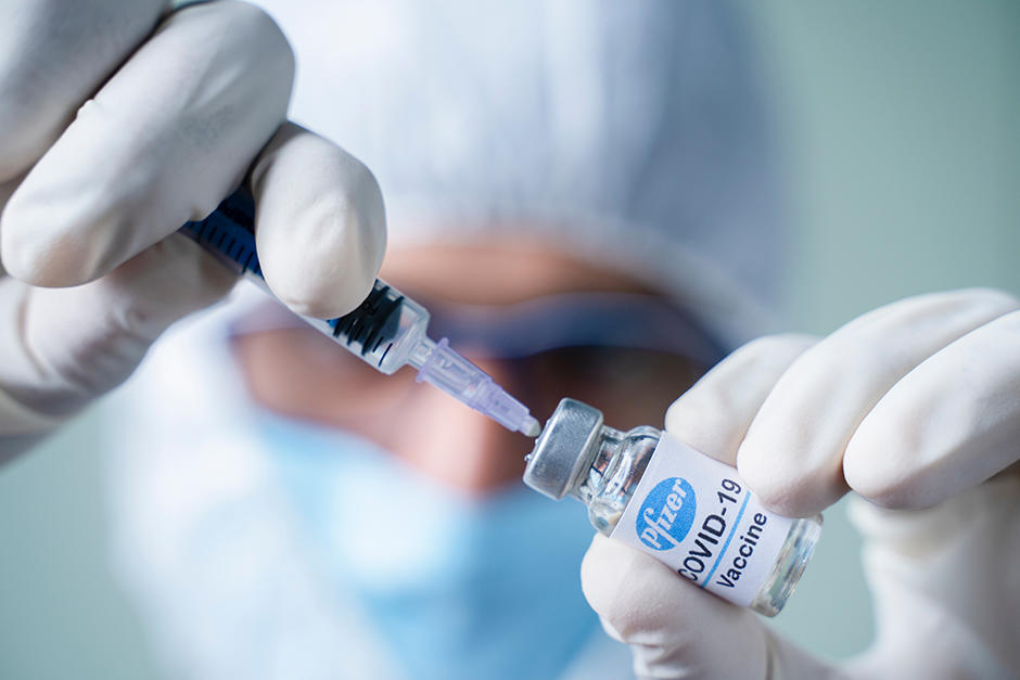 El doctor compartió un video cuando recibió la vacuna contra el Covid-19 en Estados Unidos (Imagen Ilustrativa: Shutterstock)