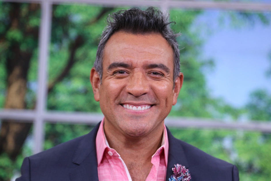 As&iacute; se despide H&eacute;ctor sandarti de su tierra. (Foto: AFP)&nbsp;