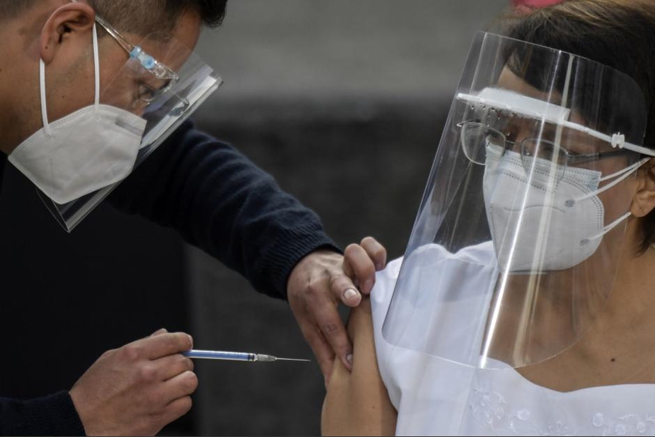 Las dudas surgieron luego que a una enfermera le administraran la inyecci&oacute;n en el brazo derecho. (Foto: AFP)