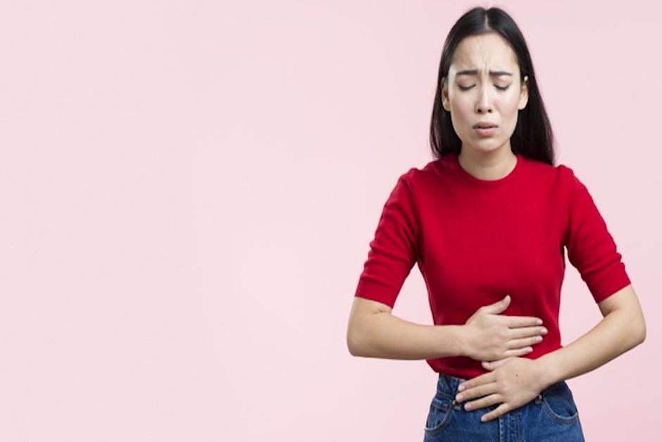 Estos consejos te pueden ayudar a estabilizar tu organismo si te excediste con la comida y bebida (Foto ilustrativa: Freepik)