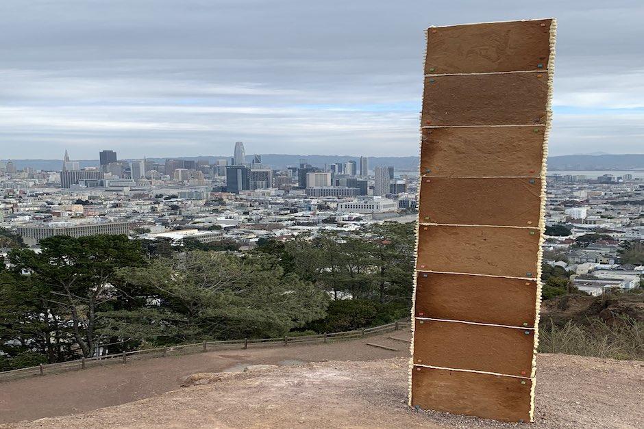 A diferencia de otros monolitos de estructuras met&aacute;licas, este&nbsp;era de pan de jengibre y ten&iacute;a gomitas (Foto: Twitter/@joshuaackerman)