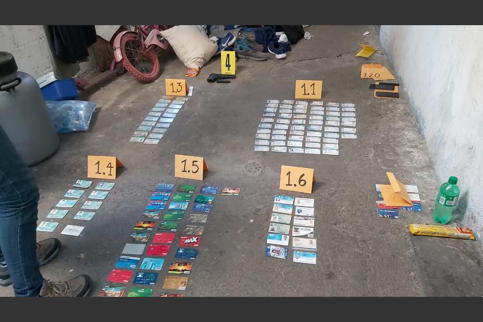 En la guarida de los "motoladrones" localizaron DPI, licencias y hasta tarjetas de crédito de las presuntas víctimas. (Foto: PNC)